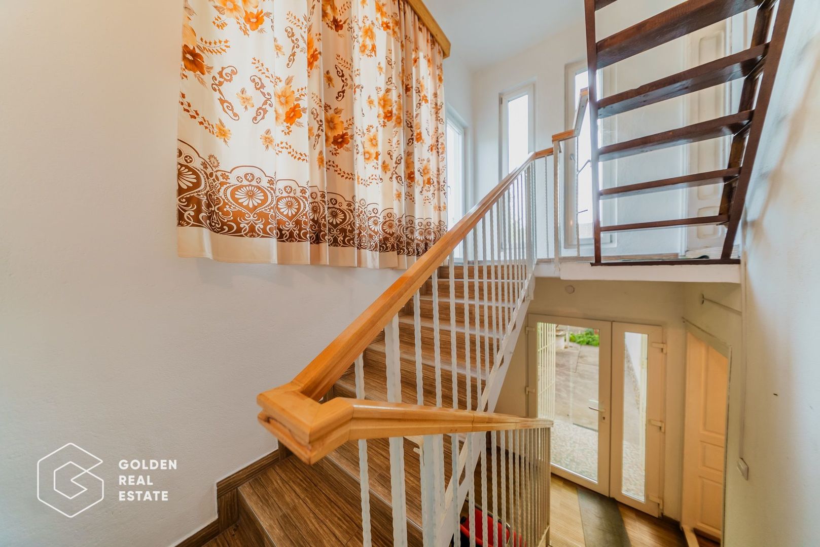 Vila superba, P+E,  Cuvin, 9 camere, 200 mp si teren 1300 mp plus anexa 3 camere - Poză 23