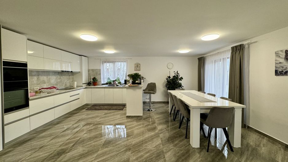 Casă Spațioasă de Vânzare în Ghimbav | Două Apartamente | Teren 579 mp - Poză 5