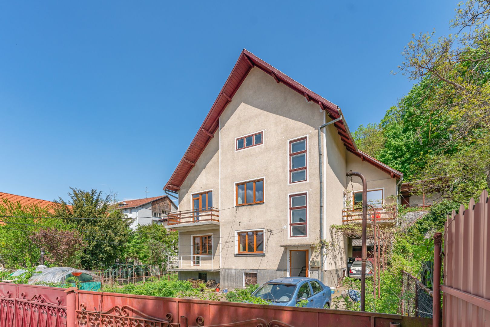 Casa individuala cu 9 camere in Brasovul Vechi. - Poză 1