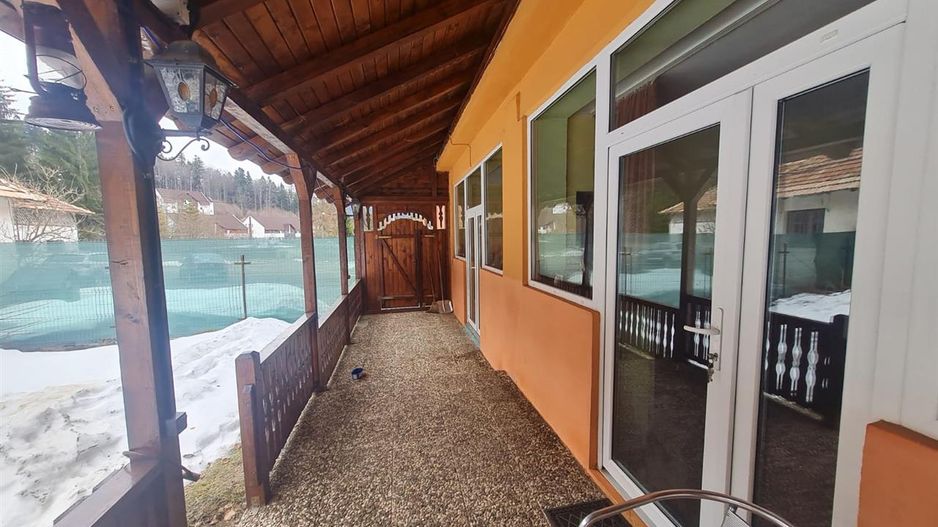 Cu 4.200mp teren, Vila cu potential turistic, in inima Predealului - Poză 34
