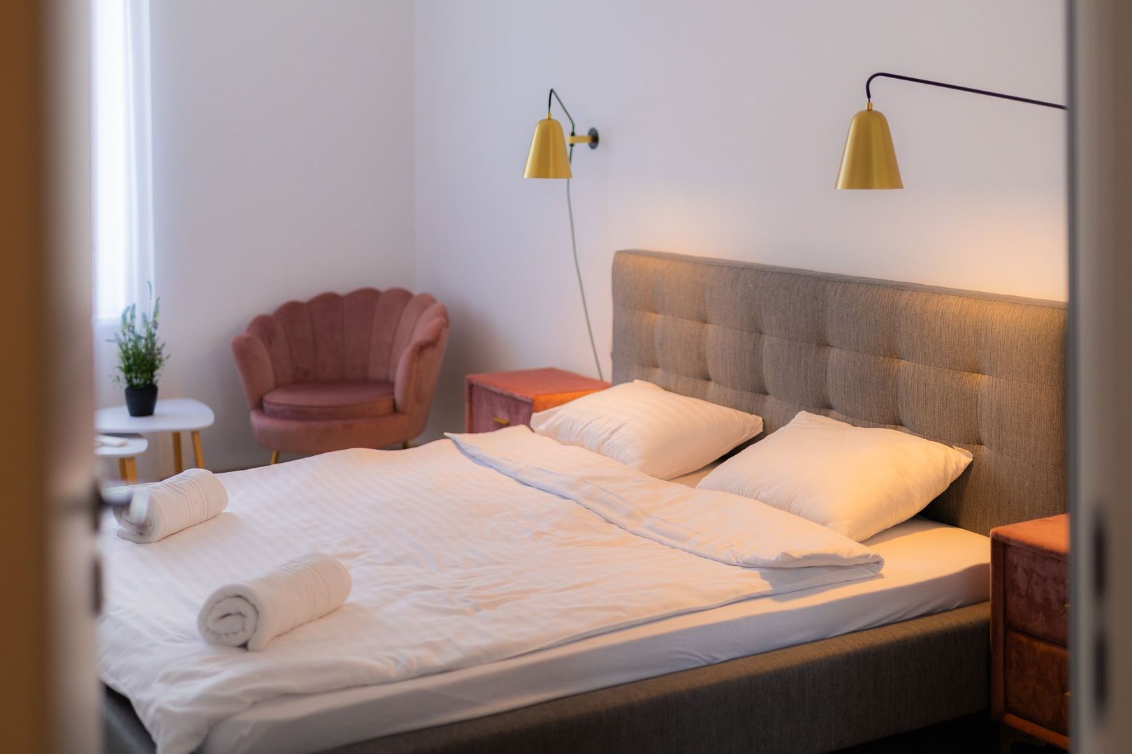 Apartament 3 camere, ultracentral, Oradea. 250 000 E + TVA. Comision 0 - Poză 18