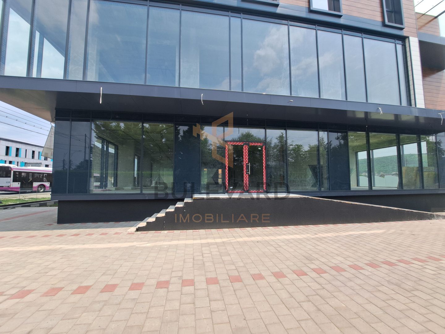Cladire comerciala situata la drum intens circulat, 1365 mp utili + 20 parcari - Poză 3