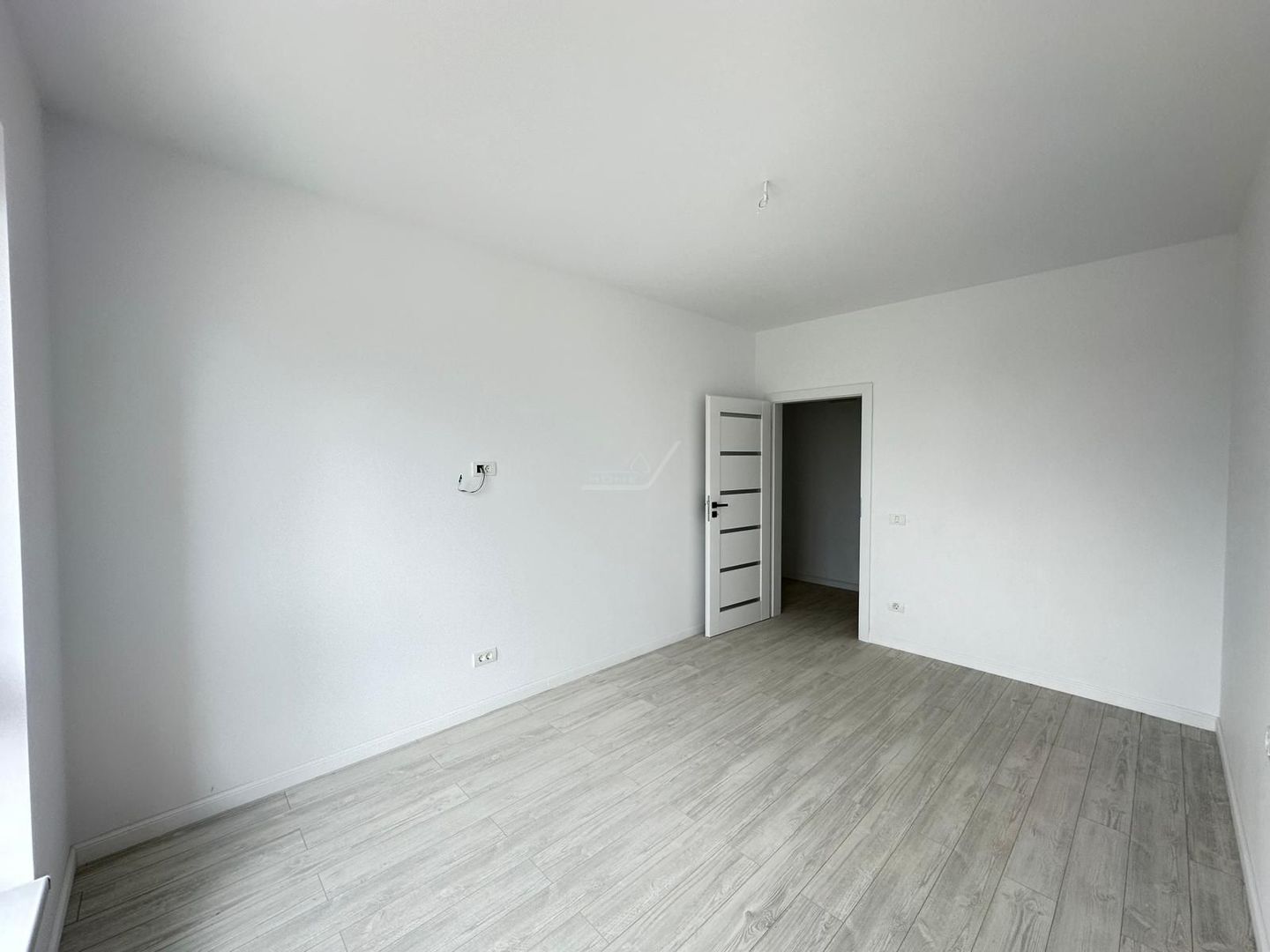 Bloc nou. Apartament cu 3 camere spations. 2 Bai. Etaj 1 - Poză 5