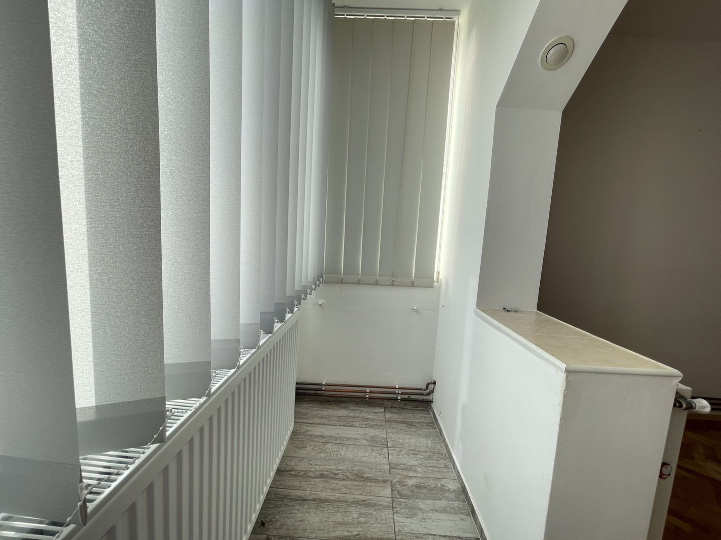 Apartament cu trei camere în bloc izolat -zona Aradului - Poză 2