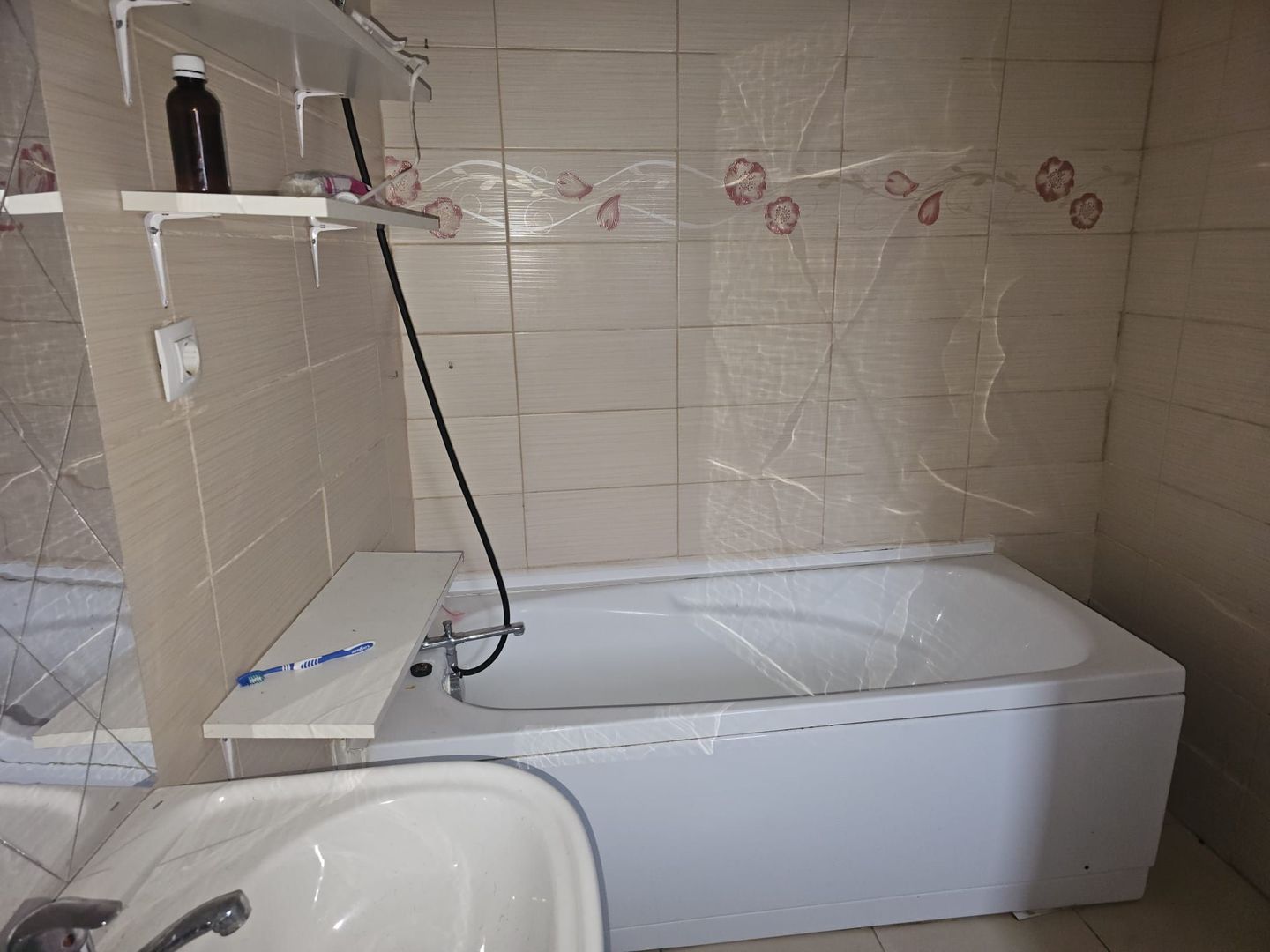 Casa 35 mp cu curte 300 mp, Micro 17 – Str. Oltului, 250 euro lunar - Poză 7