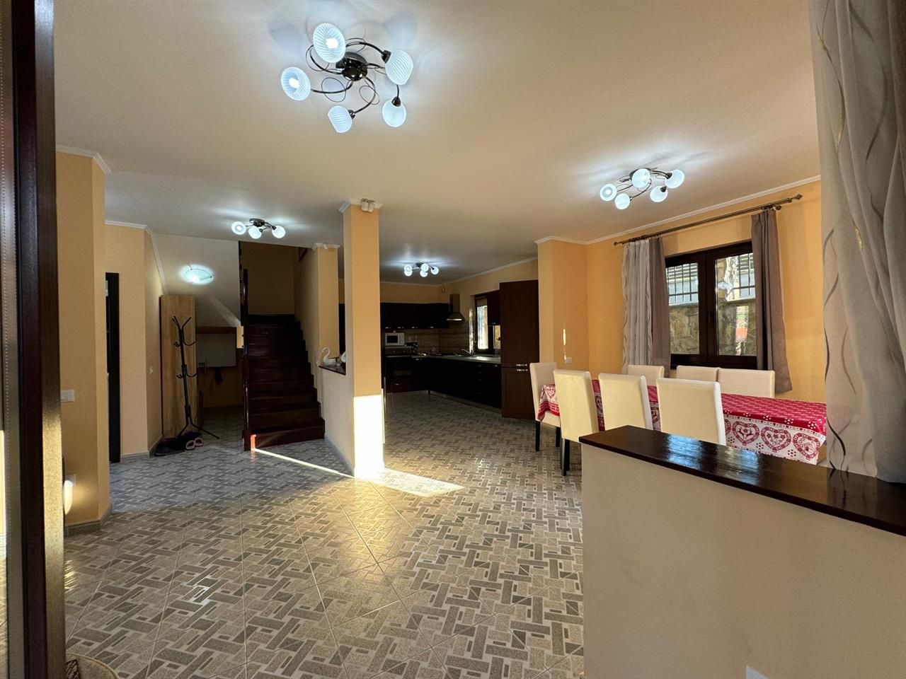 Rezidenta distincta, design arhitectural rafinat, priveliste minunata in Corunca - Poză 8