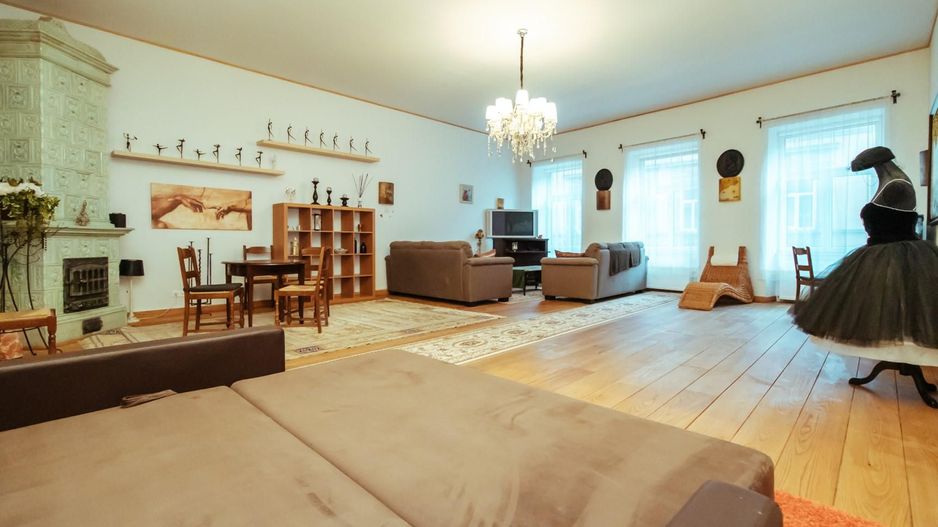 Piata Sfatului, apartament  deosebit, luminos, cu priveliște frumoasă - Poză 2