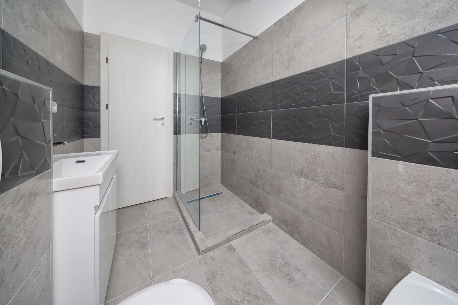 Apartament nou - loc parcare acoperit  inclus - Poză 9