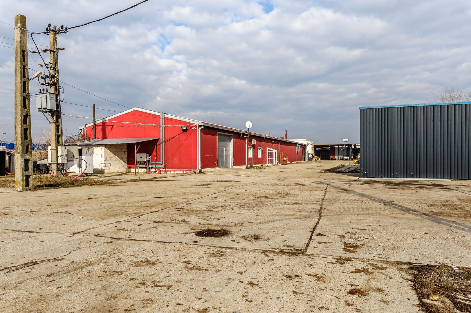 Spații industriale cu panouri fotovoltaice si platformă betonată - Poză 3