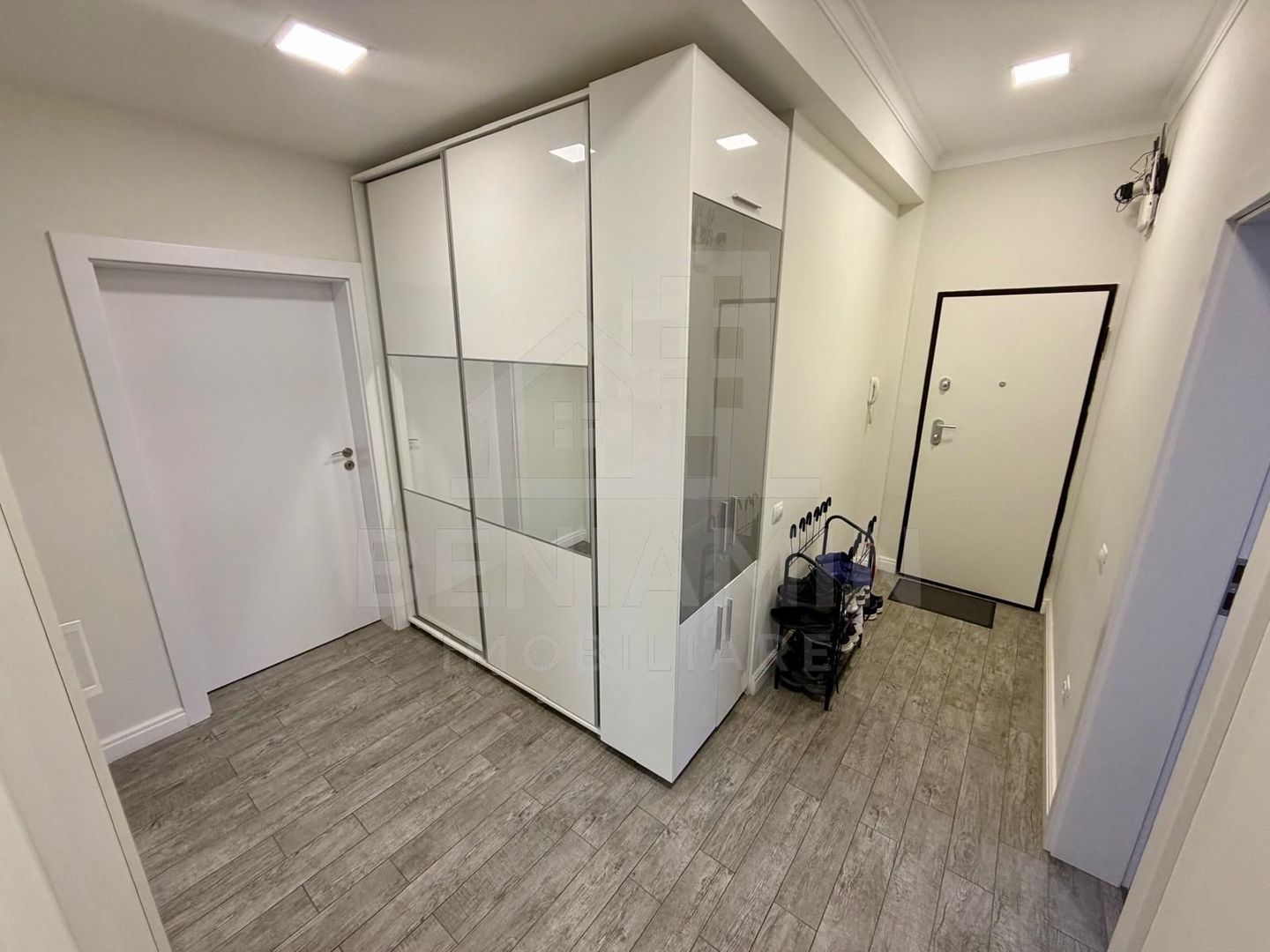Apartament decomandat deosebit 3 camere 2 bai bloc 2020 cu parcare - Poză 14