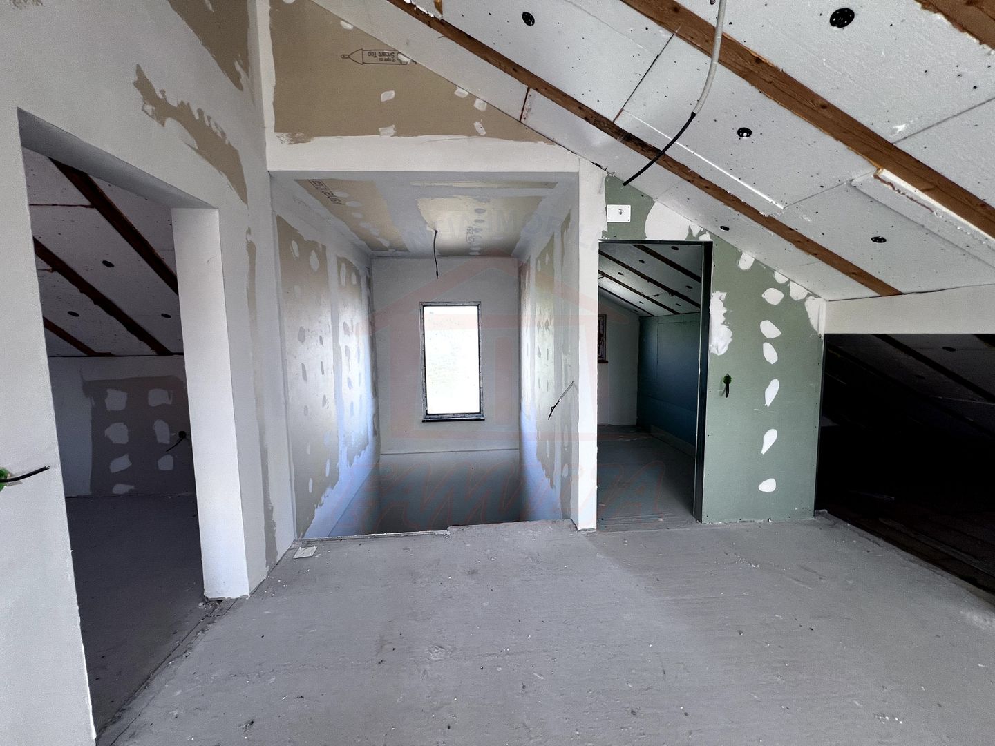 Vanzare casa P+M in Sendreni( in spatele Primariei), pret 99 000 euro - Poză 11