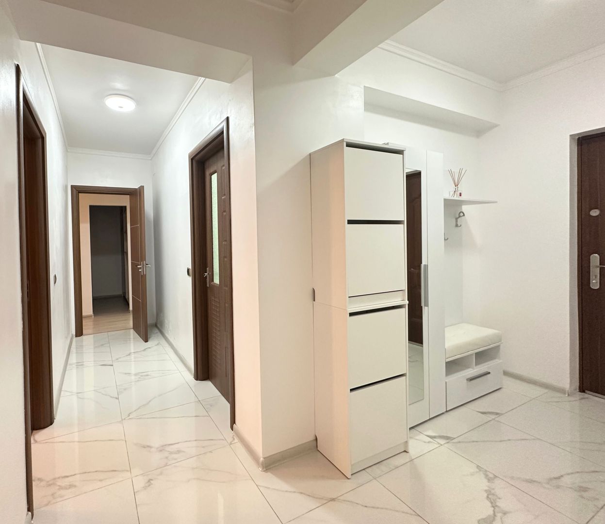 Vând apartament 3 camere 3 minute de Coresi complex ISARAN - Poză 9
