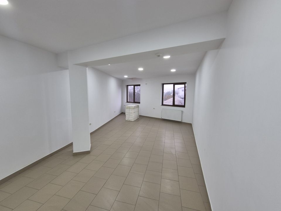 Spatiu de birouri generos - Poză 4