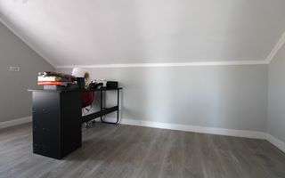 Curte, 4 apartamente, 8 camere, perfectă pt activități educaționale-Dumbravita - Poză 15