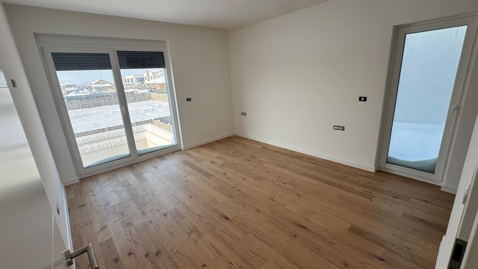 Duplex despărțit prin perete dublu/ Garaj - Poză 21