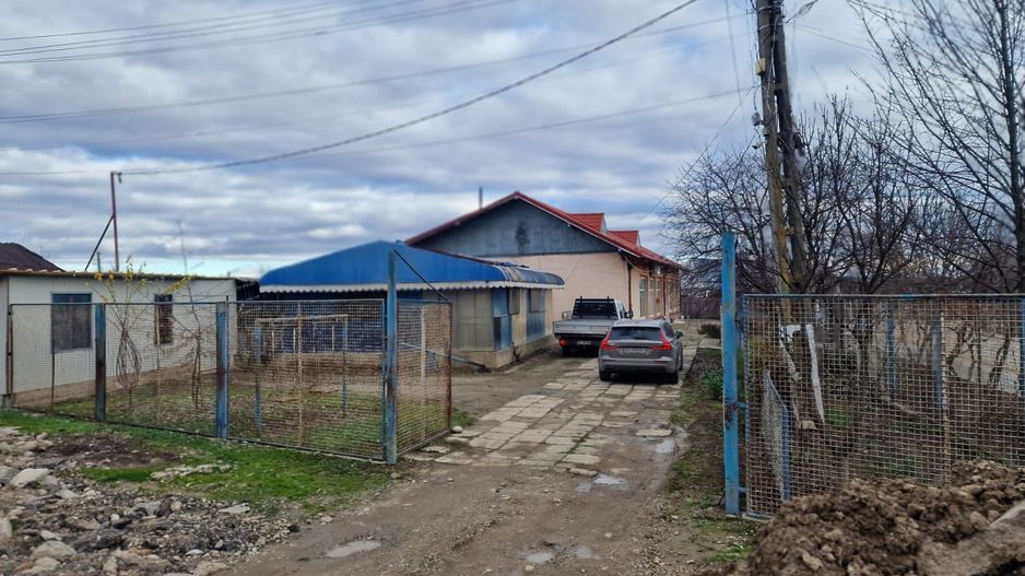 Se oferă spre vânzare / închiriere clădire cu spațiu comercial - Poză 18