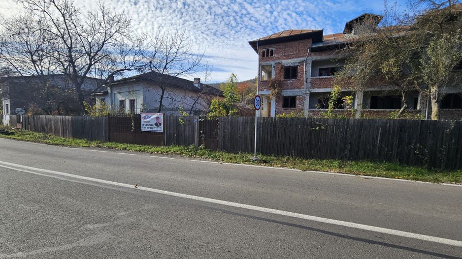 Proprietate deosebită în orașul Ștefănești, intrare pe strada Izvorani - Poză 1
