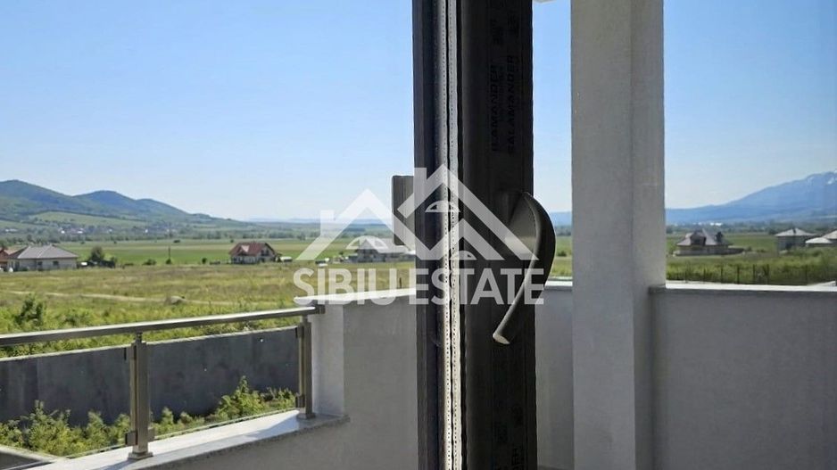 Casa noua 5 camere, 3 bai, curte mare - Poză 2