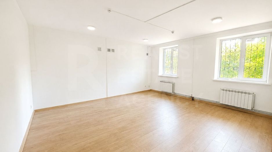 Chirie spatiu comercial/birou 79.9 mp, str. Alexandr Puşkin, Rîșcani - Poză 2