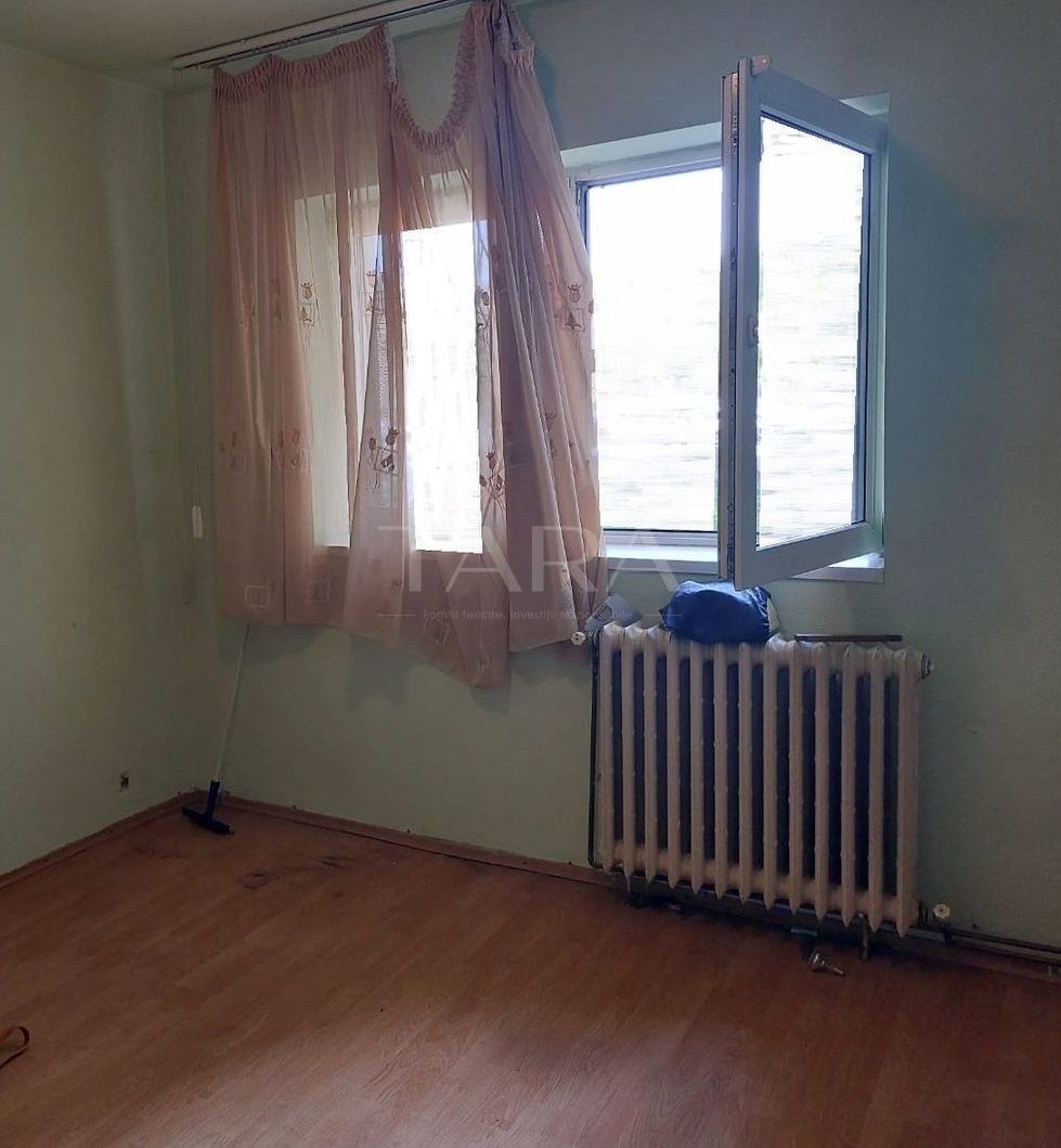 Apartament cu 3 camere - Necesită renovare completă, oportunitate pentru investitori! - Poză 2