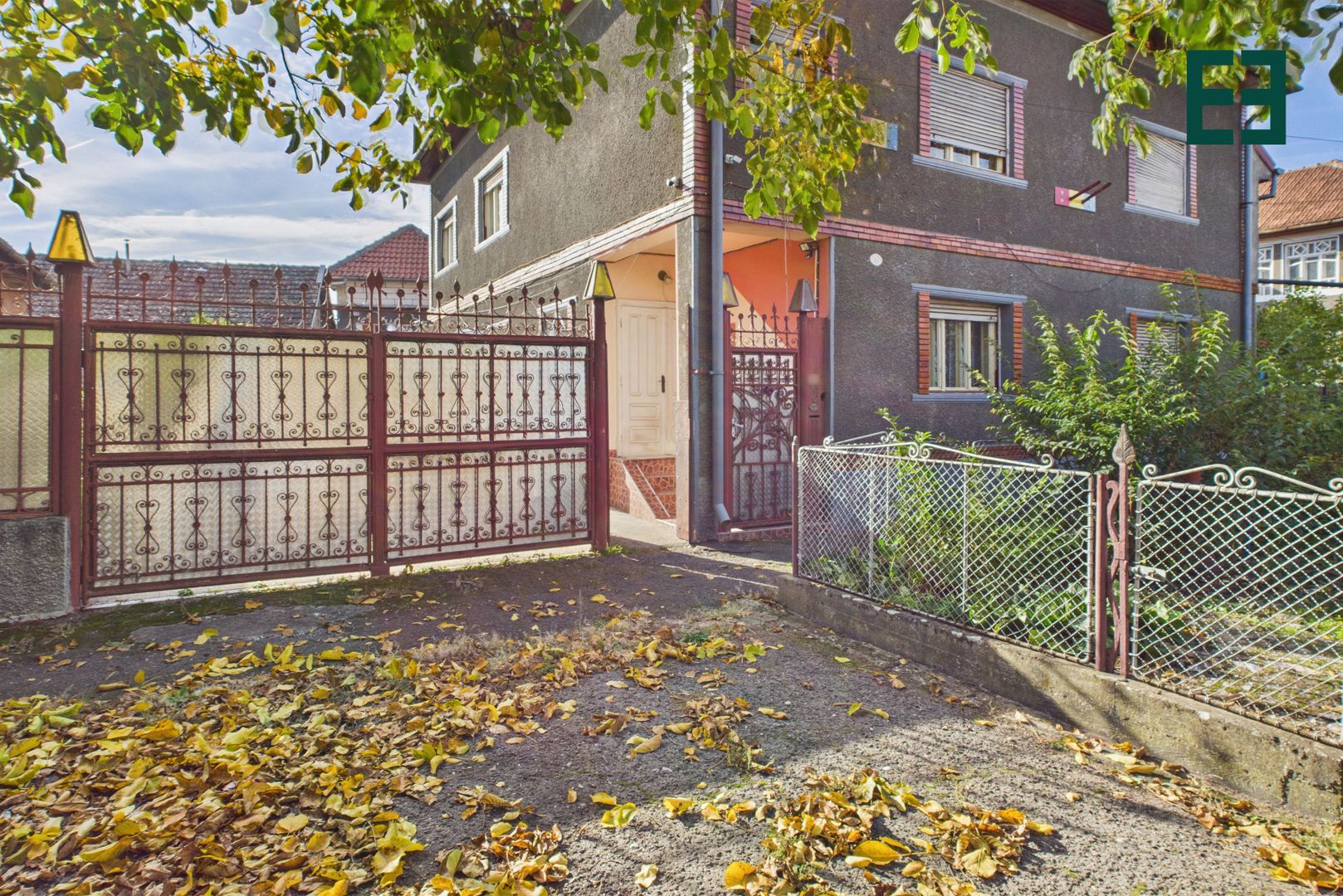 Casă cu 10 camere și 1437 mp teren în Ineu - Arad - Poză 1