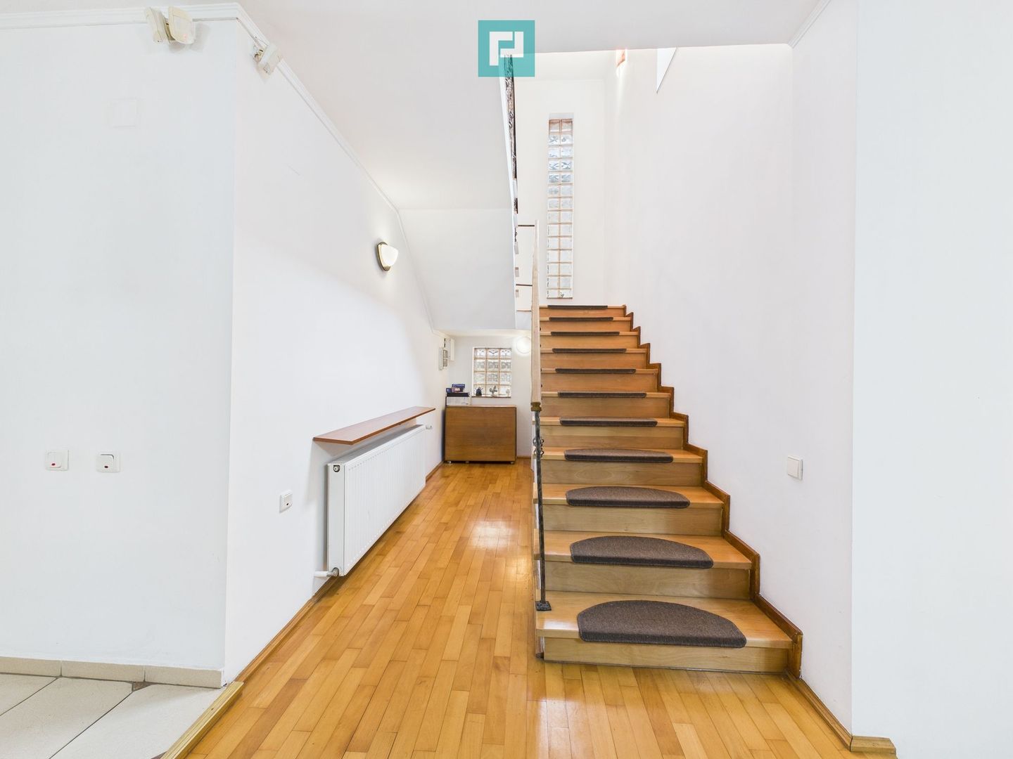 Casă spațioasă în Popești-Leordeni - Poză 2