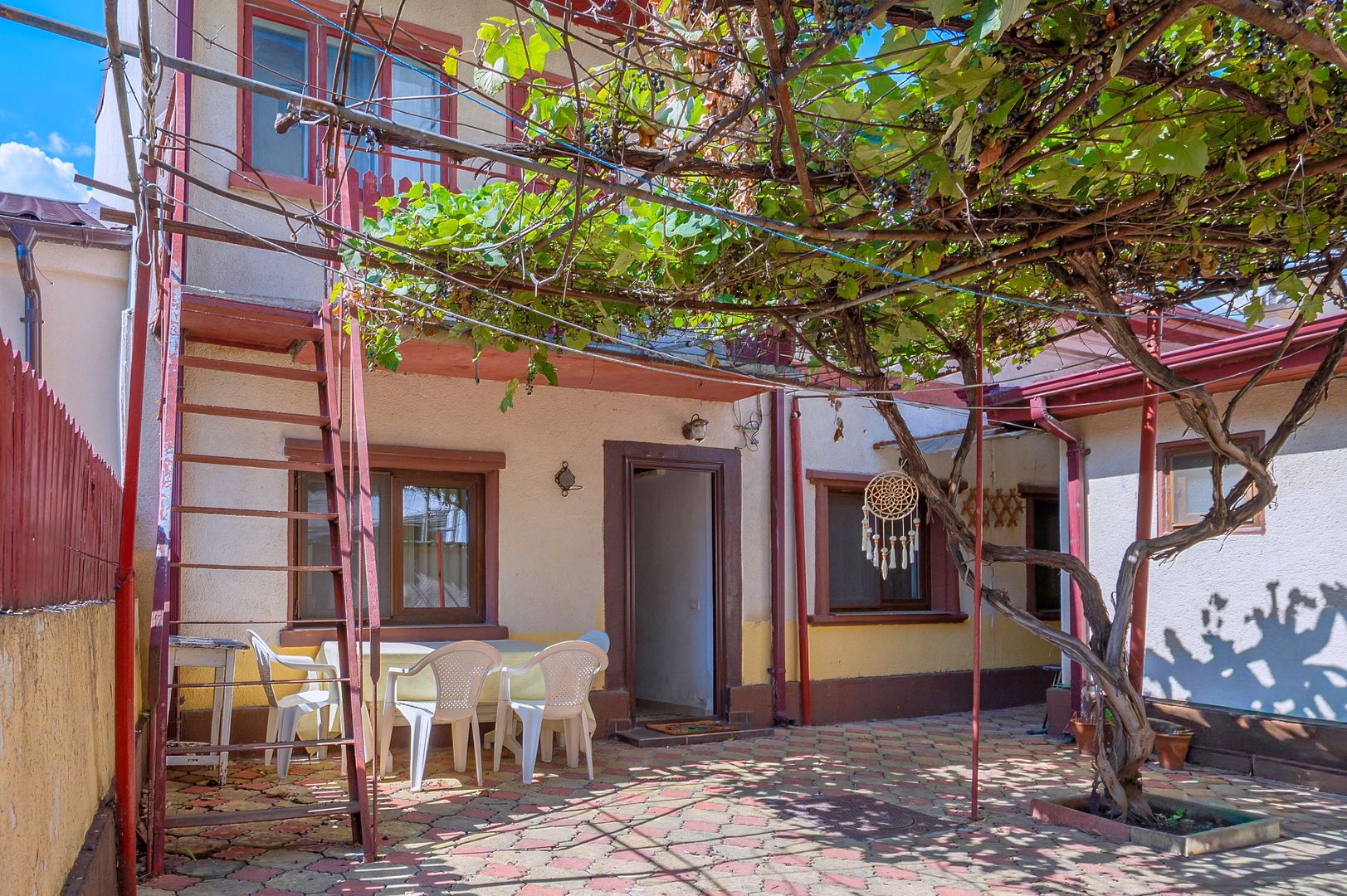Sala Sporturilor – Bd. Tomis | Casă cu curte în centrul Constanței - Poză 1