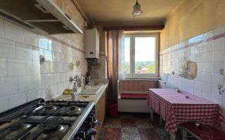 Apartament spatios, cu 4 camere in zona centrala - Poză 10