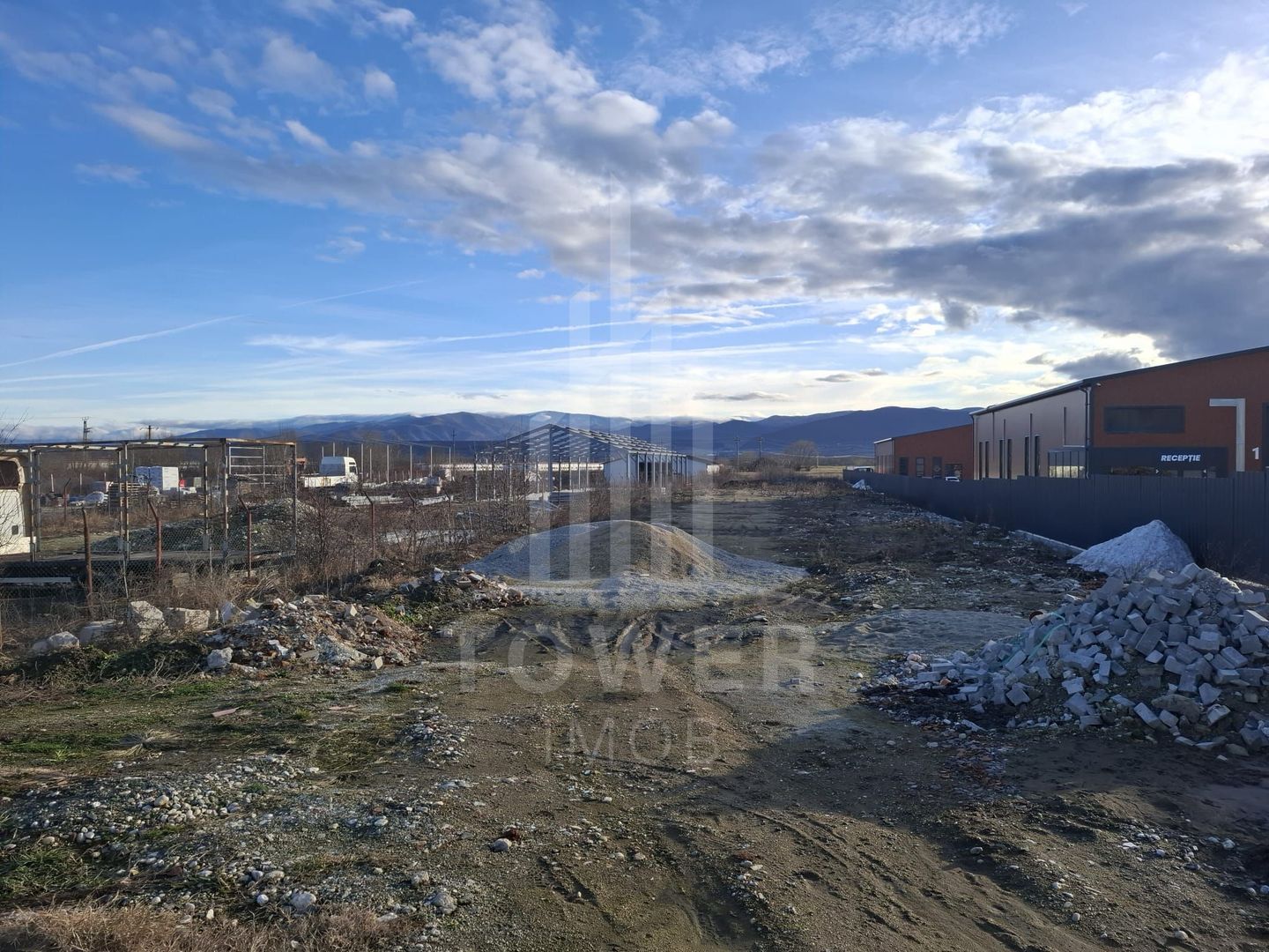 Teren intravilan la intrare in Cristian, pentru constructii industriale - Poză 11