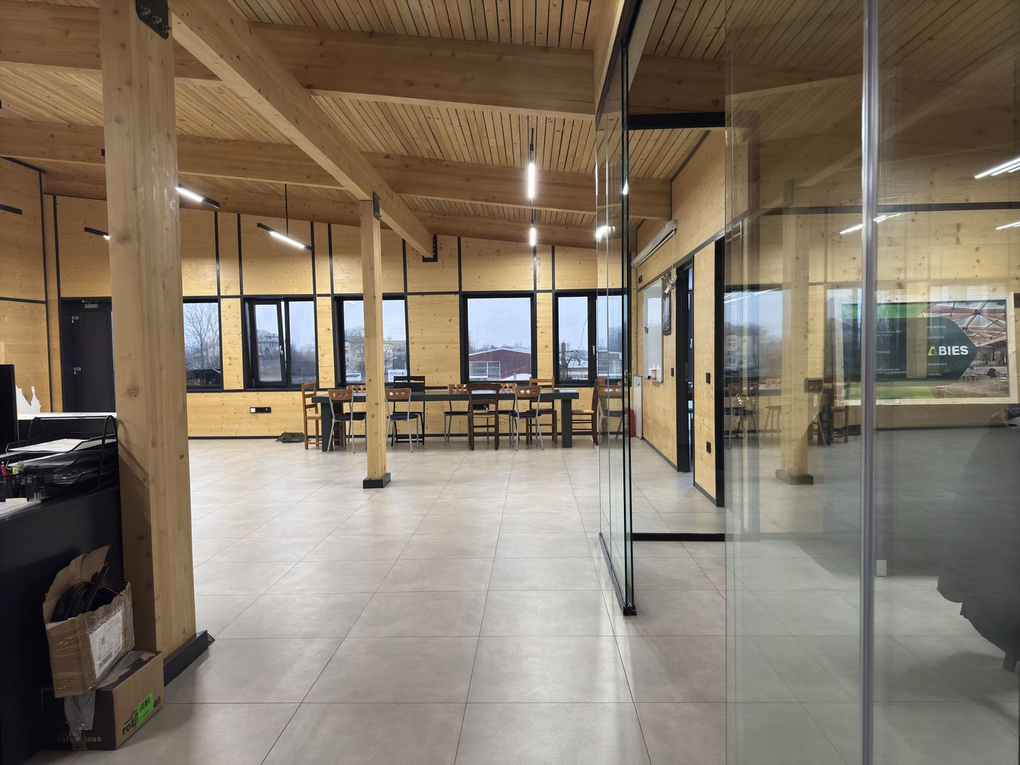 Showroom + cladire birouri | Roman/Neamt | stradal - de vanzare - Poză 4