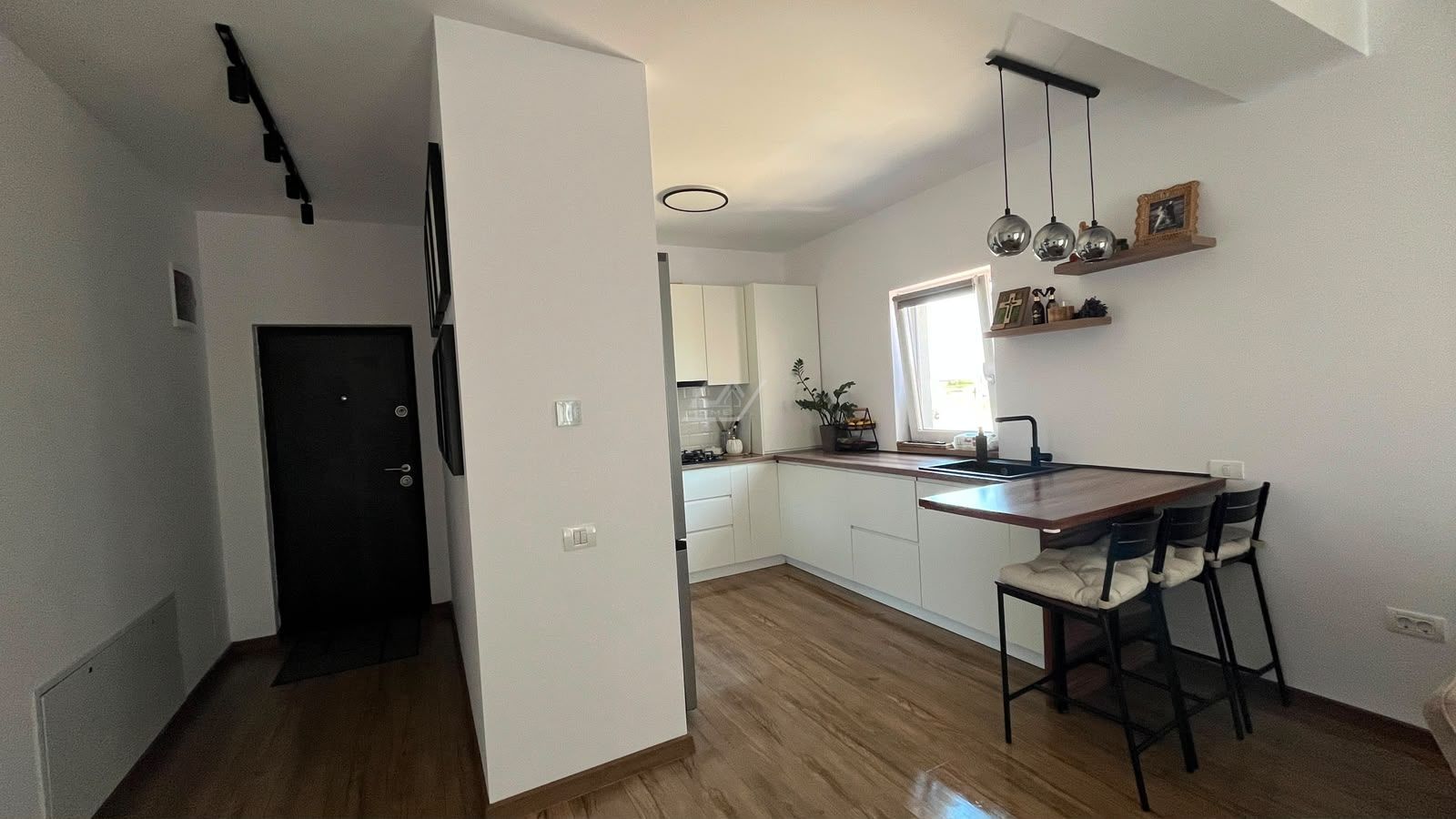 Apartament nou la asfalt.Mobilat si utilat complet. 2 locuri de parcare. - Poză 3