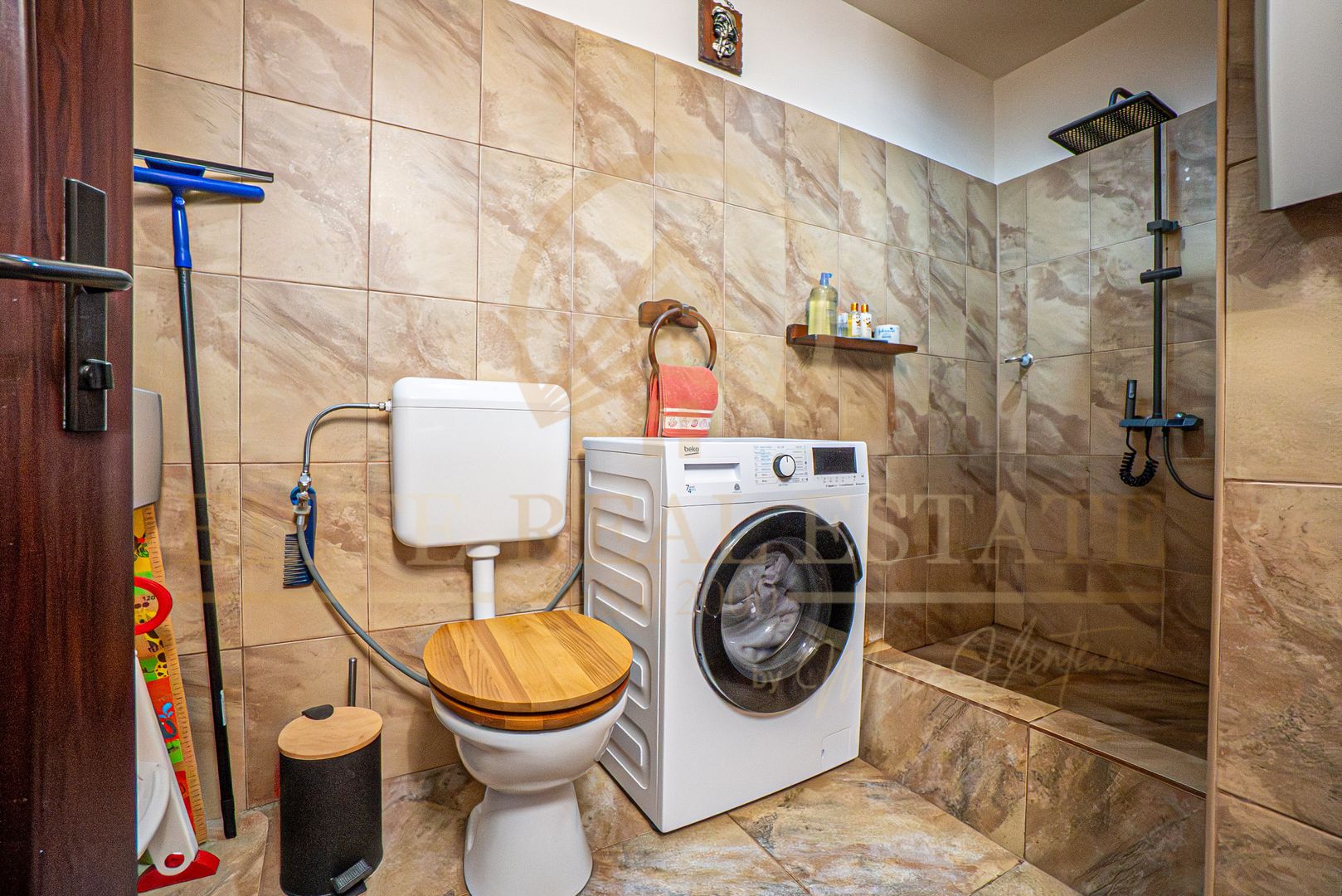 Casa De Vanzare in Palazu Mare - Teren de 455 mp cu Piscina si Garaj - Poză 16