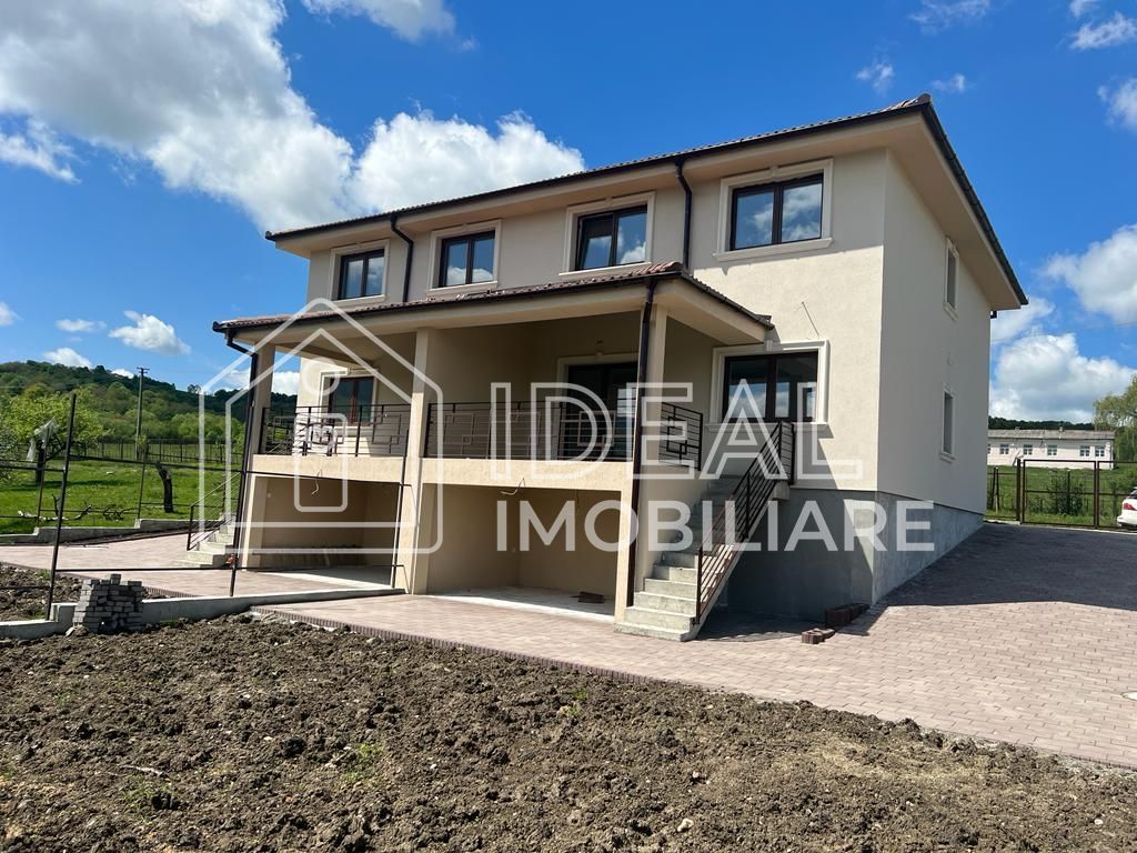 Casa Tip Duplex cu 4 camere si 366 mp teren, in Cisandie - Poză 1