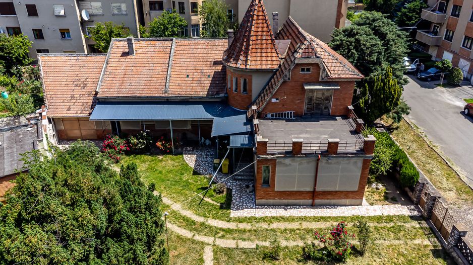 Proprietate cu teren generos în cea mai râvnită zonă a Aradului - Poză 1