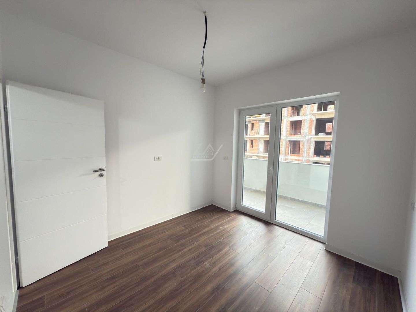 Asfalt. Etaj 1. Balcon mare. - Poză 6