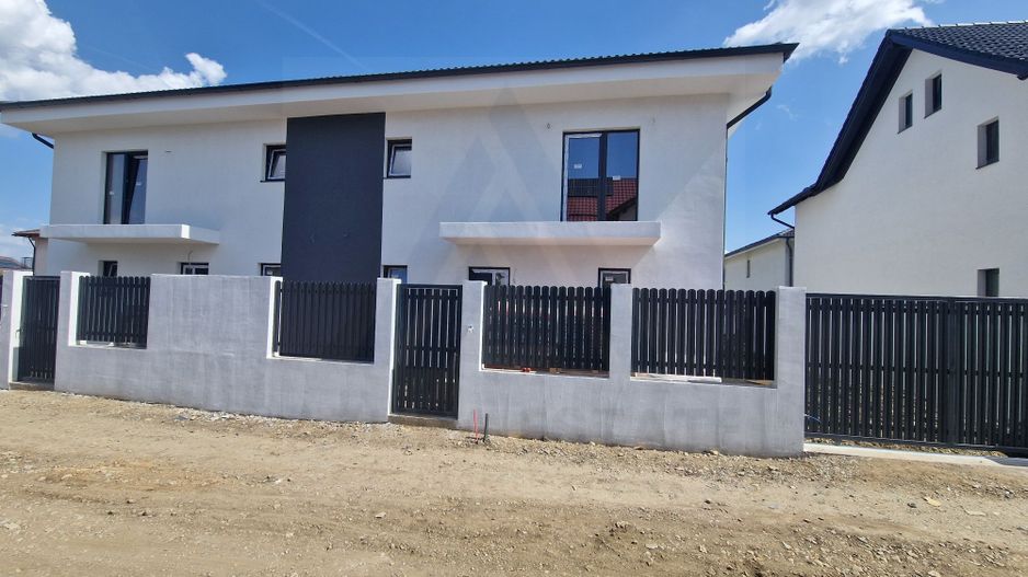Casa tip duplex 125 mp utili 4 camere curte libera 138 mp in Selimbar - Poză 1