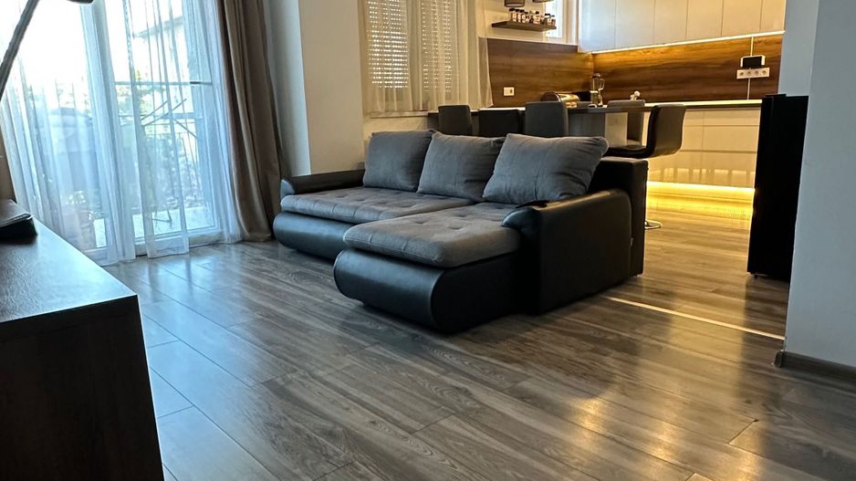 Apartament de vânzare, modern, cu 4 camere, garaj și curte - Poză 2