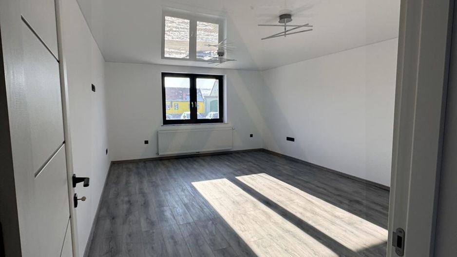 Casa moderna constructie noua 195 mp utili si 100 mp curte Sura Mare - Poză 16