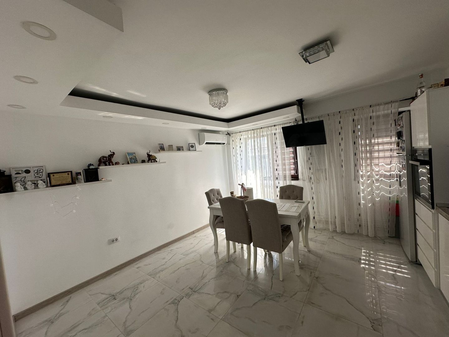 Apartament cu 3 camere, renovat modern, mobilat si utilat, zona CENTRU; - Poză 1