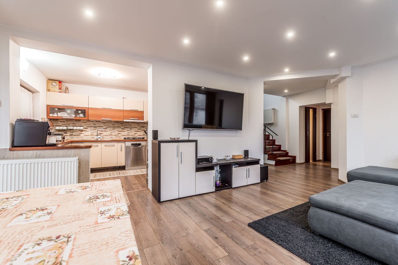 Vilă modernă 4 camere,  3 bai – Zimandcuz, jud. Arad - COMISION 0 - Poză 2