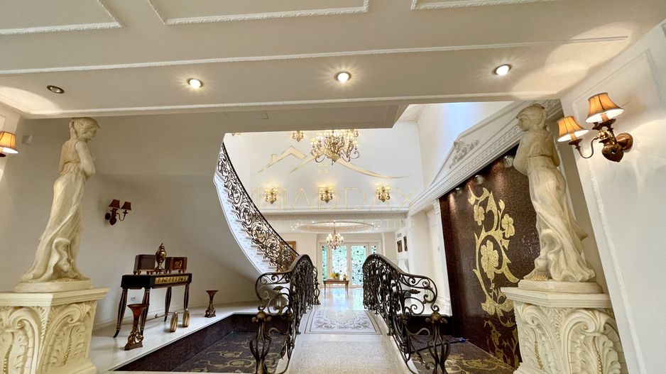 Impressive Villa *1500 SQM usable* 2613 SQM land / Open to the lake - Poză 14