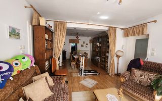 De vanzare casa 5 camere, 655mp teren, zona Cetate - Poză 3