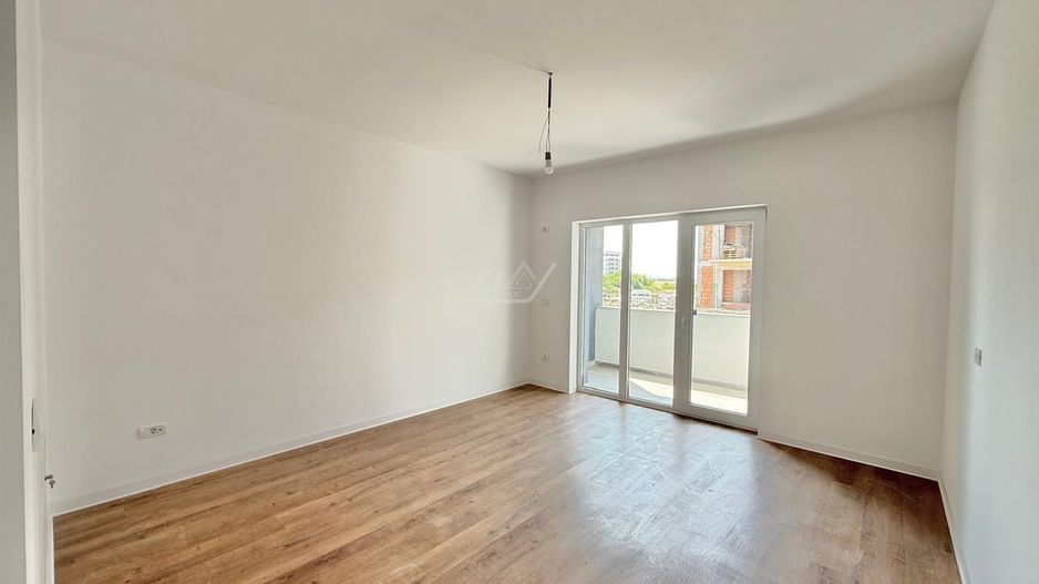 Bucatarie inchisa. Etaj 1. Loc de parcare. Asfalt. - Poză 1