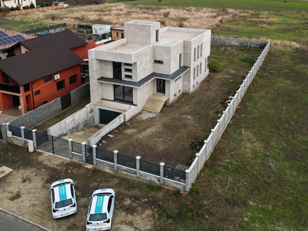 Vilă modernă pe 3 niveluri la gri în Poltura - Poză 3