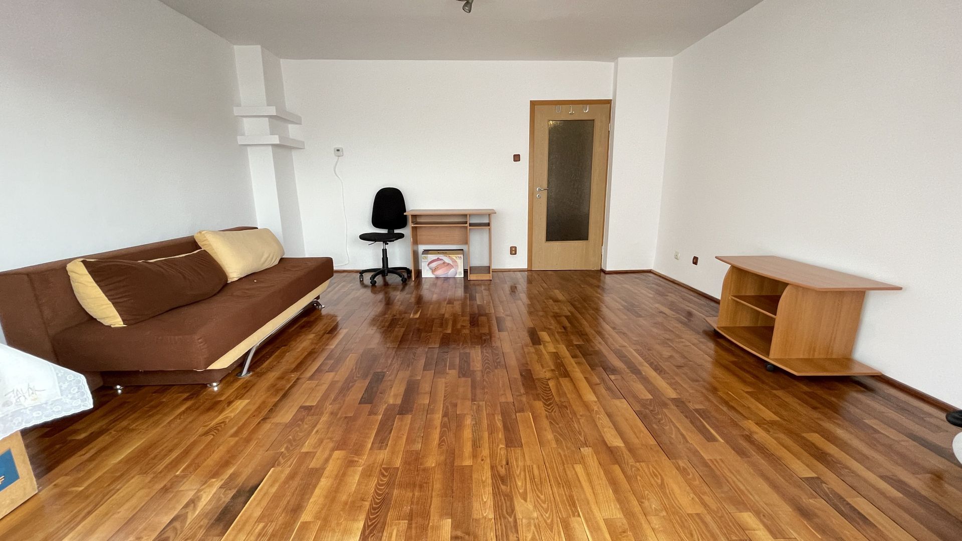 Apartament spatios cu trei camere si garaj - Poză 1
