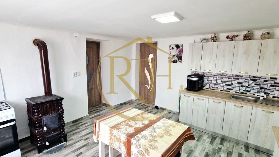 Vand casa recent renovata cu 900 mp curte si gradina in Carpinis - Poză 7