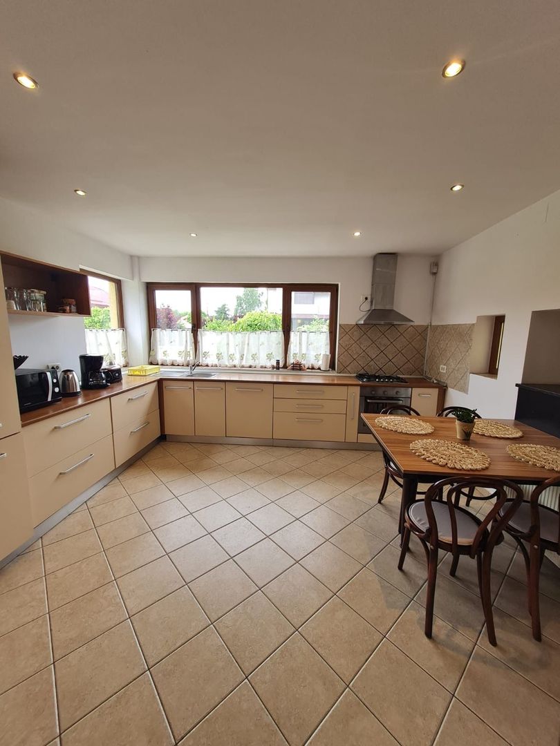 Vila spațioasă și recent renovată în Ghiroda! - Poză 40