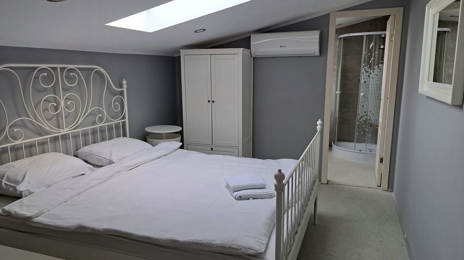 Studio cochet de închiriat în mansardă, inima orașului! - Poză 1