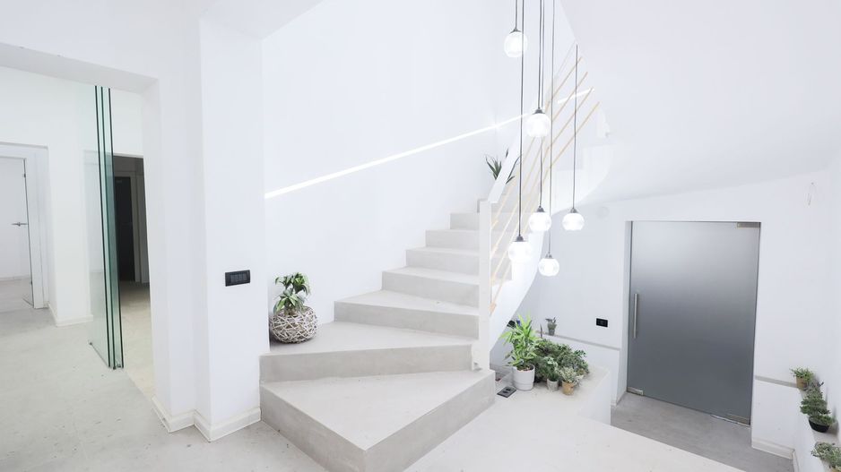 Cladire cu destinatie multifunctionala in zona Podgoria Comision 0 - Poză 1