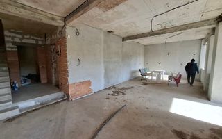 ila cu 6 camere + casă locuibilă pe teren intravilan de 1700 mp, cu vi - Poză 7